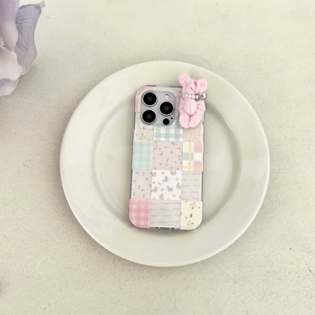 S74624 ふわうさチャーム付きパステルパッチワークiPhoneケース