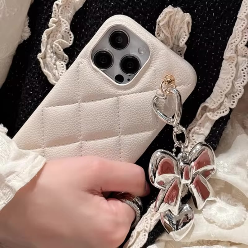 S74600 リボンチャーム付きキルティングiPhoneケース | nanomita
