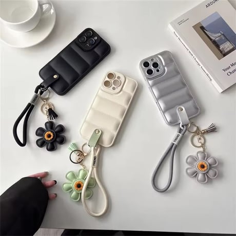 K22950 お花チャーム付きキルティングストラップiPhoneケース
