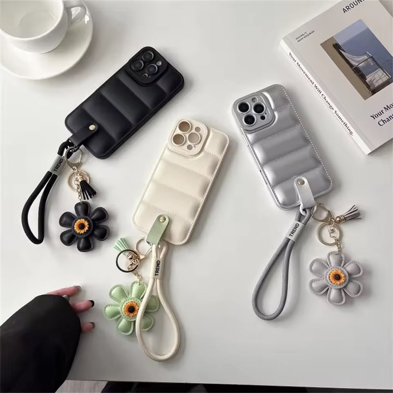 K22950 お花チャーム付きキルティングストラップiPhoneケース | nanomita