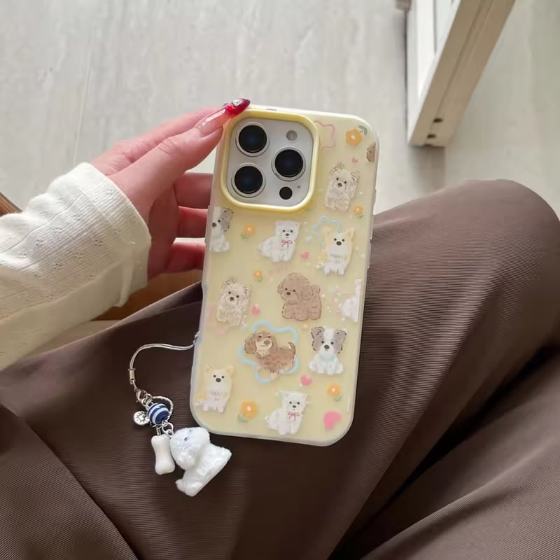 S74852 チャーム付きもふもふドッグたちのiPhoneケース | nanomita