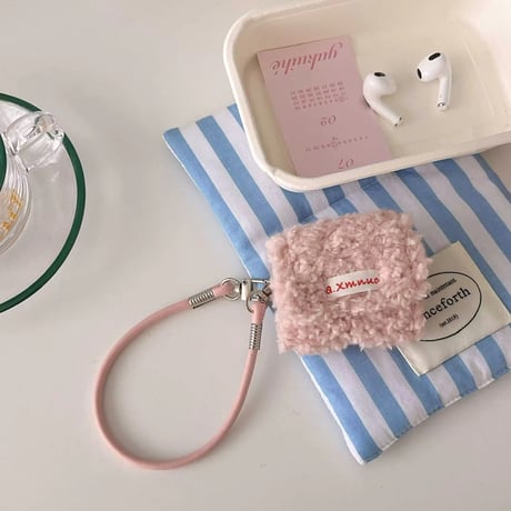 R00137 もこもこストラップ付き AirPodsケース