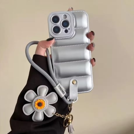 K22950 お花チャーム付きキルティングストラップiPhoneケース