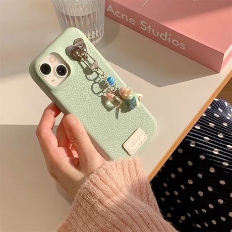 S74653 ゆらゆらチャームのくすみカラーiPhoneケース