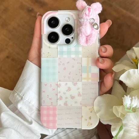 S74624 ふわうさチャーム付きパステルパッチワークiPhoneケース