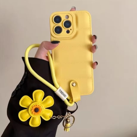 K22950 お花チャーム付きキルティングストラップiPhoneケース