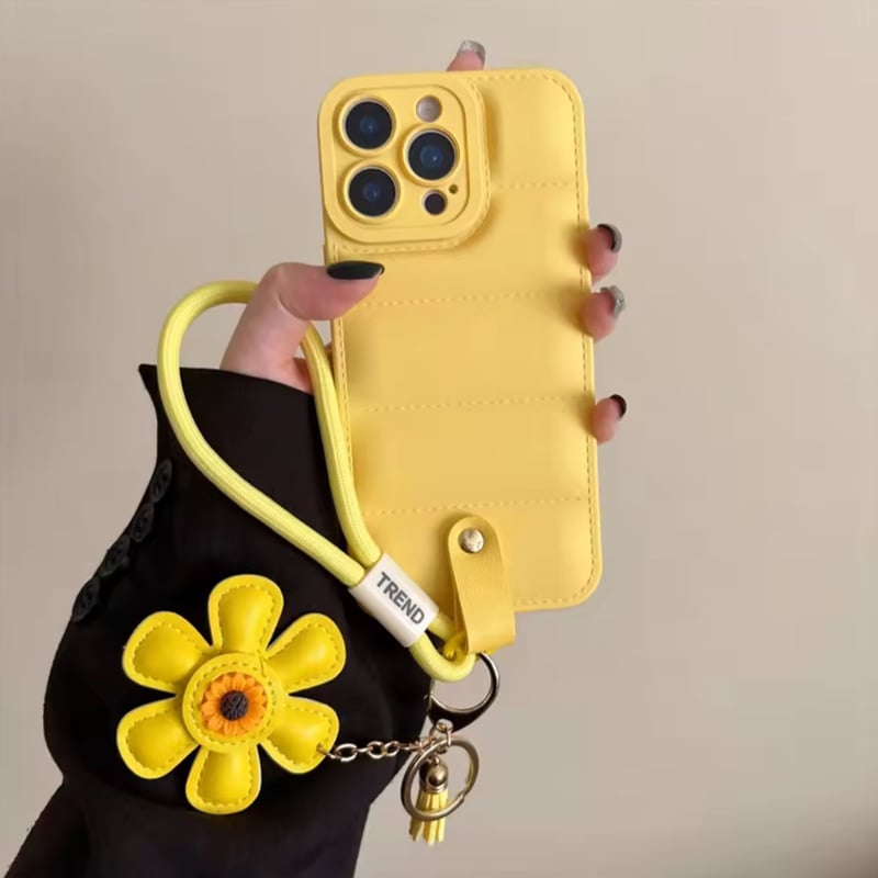 K22950 お花チャーム付きキルティングストラップiPhoneケース | nanomita