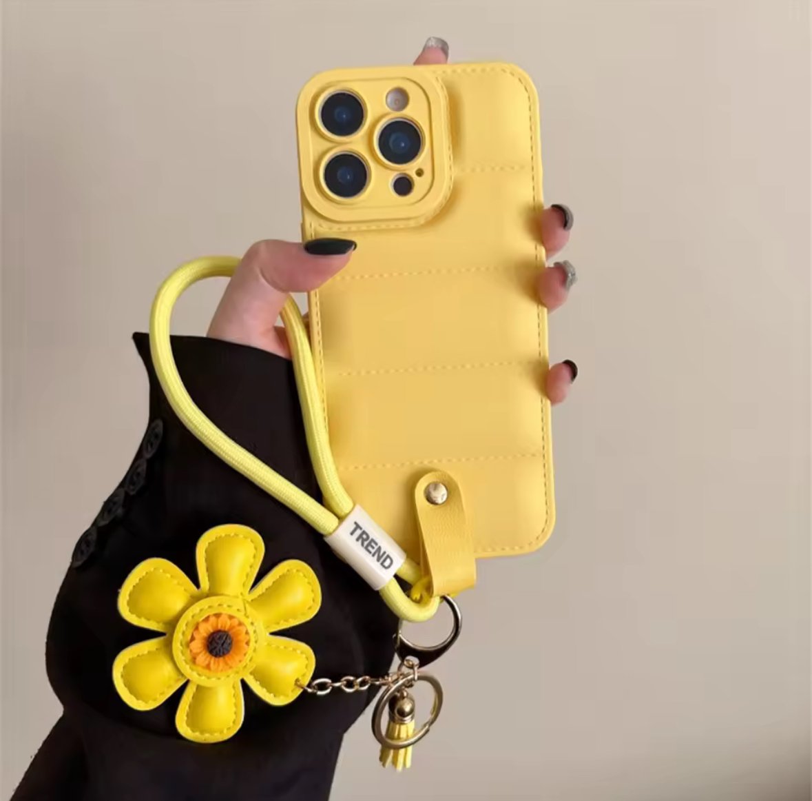 K22950 お花チャーム付きキルティングストラップiPhoneケース | nanomita