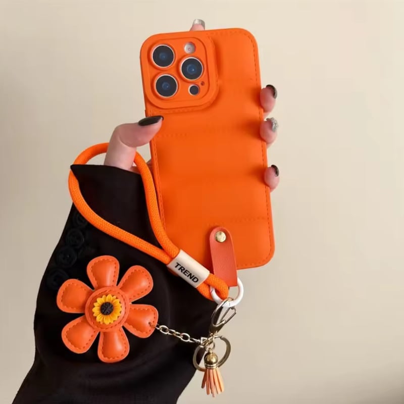 K22950 お花チャーム付きキルティングストラップiPhoneケース | nanomita