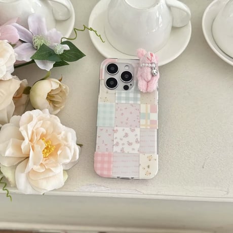 S74624 ふわうさチャーム付きパステルパッチワークiPhoneケース