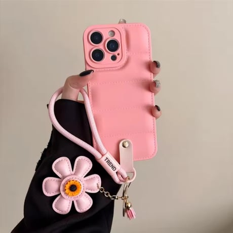 K22950 お花チャーム付きキルティングストラップiPhoneケース