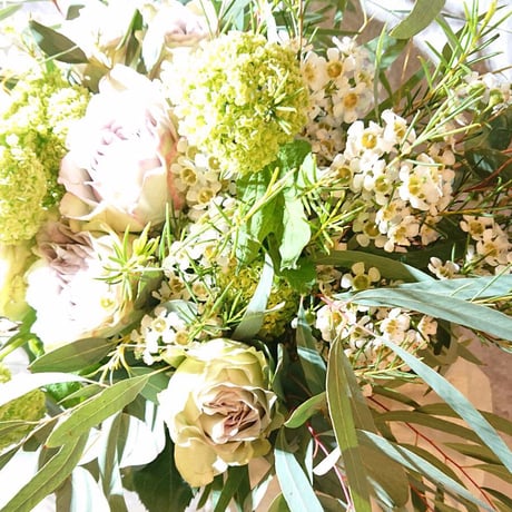花ギフト  花  切り花 プレゼント  贈り物　”ニュアンスカラーのフレッシュブーケ　そのままスワッグに”　ローズ　バラ　くすみ　ピンクベージュ　花束