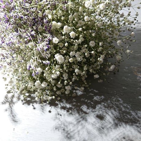 花ギフト  花 セット 切り花 プレゼント  贈り物　”かすみ草のブーケと白い花瓶 生花” 花束　M