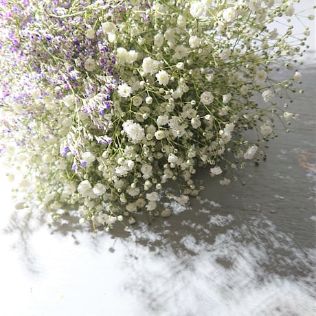 花ギフト  花 セット 切り花 プレゼント  贈り物　”かすみ草のブーケと白い花瓶 生花” 花束　M