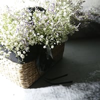 花ギフト  花 セット 切り花 プレゼント  贈り物　" かすみ草のかごバッグ アレンジメント タッセル付"