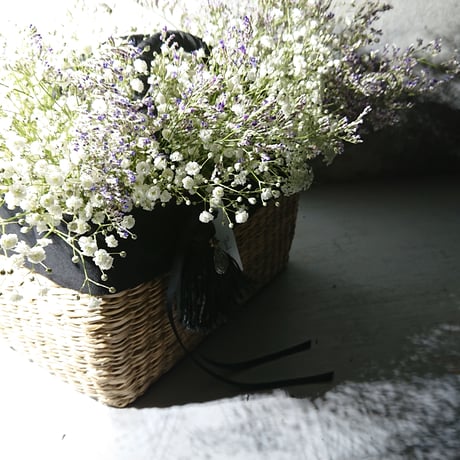 花ギフト  花 セット 切り花 プレゼント  贈り物　" かすみ草のかごバッグ アレンジメント タッセル付"