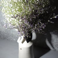 花ギフト  花 セット 切り花 プレゼント  贈り物　”かすみ草のブーケと白い花瓶 生花” 花束　M