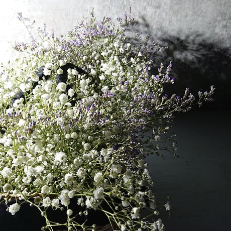 花ギフト  花 セット 切り花 プレゼント  贈り物　" かすみ草のかごバッグ アレンジメント タッセル付"