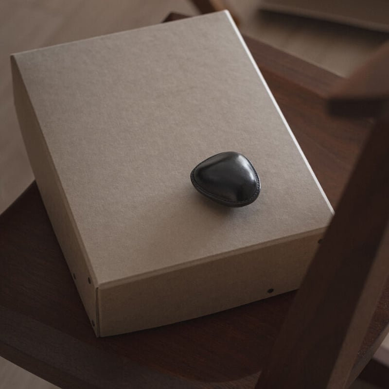Leather Wrapped Stone / S | 山と猫