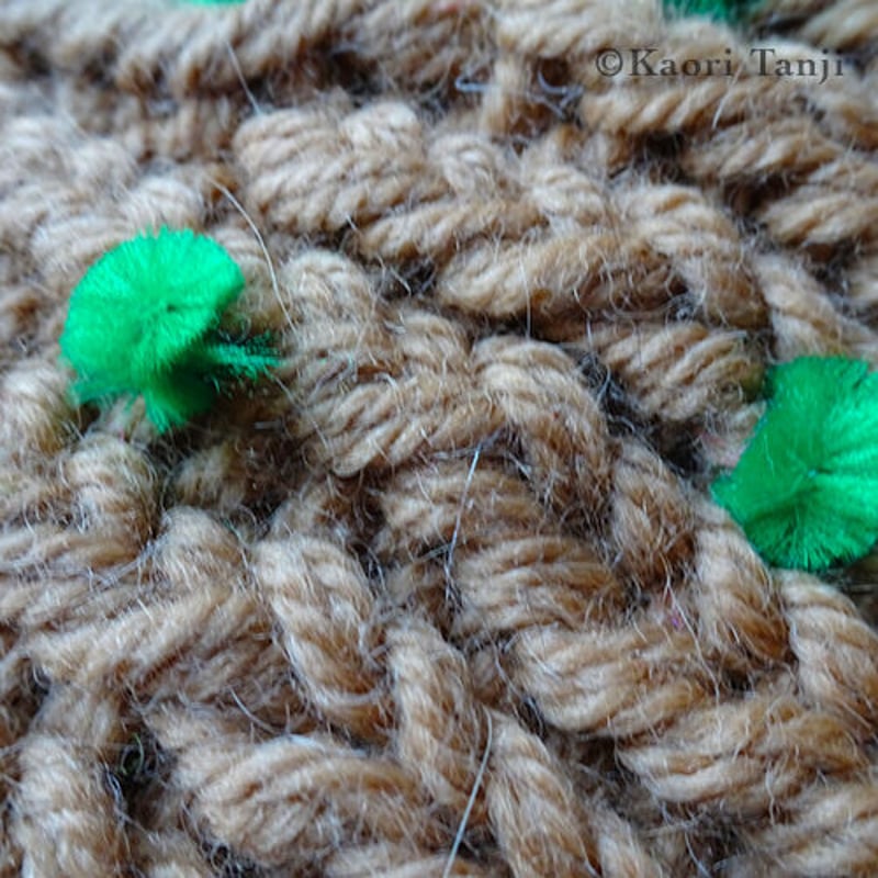 ♫雰囲気抜群♫ 暖かみ手編み 花柄 ポンポンカーディガン 木釦 ニット