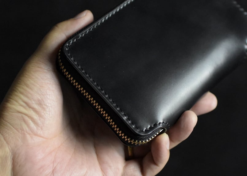 ミドルウォレット　HORWEEN社　ブラック×アンティークブラウン ホーウィン シェルコードバン ミドルラウンドジップ財布 | 大人