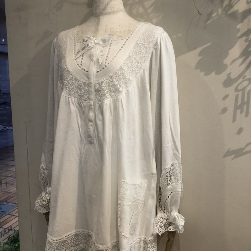 さえら、ヒスクローネの刺繍入りホワイトルームウェア ヒスクローネ