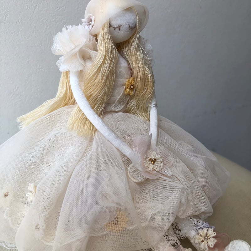 ヒスクローネ お人形(リリーちゃん) | さえら POTECHINO マリーアン金沢