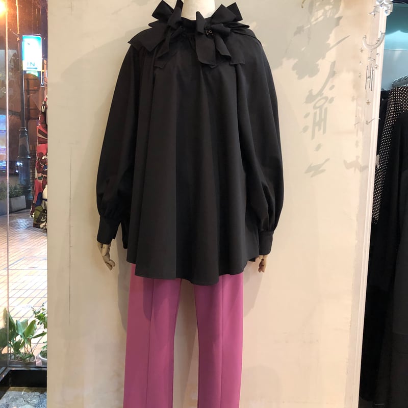 レディース さえら ポテチーノ 黒いお花のチュニックとピンクのインナー