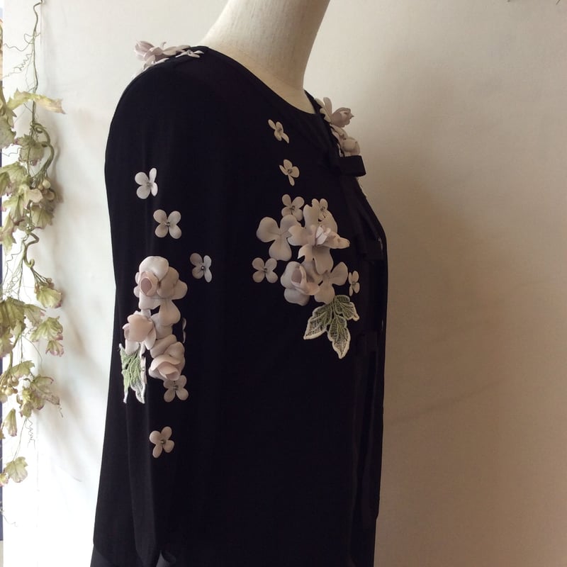レインダンス紫陽花カーディガン(黒x薄いグレーのお花) | さえら