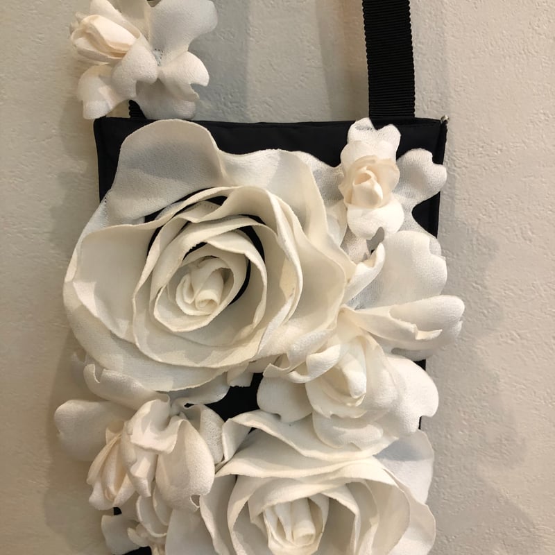 さえら　レインダンス　大人可愛いスマホポーチ美品 さえら レインダンス 大人可愛いスマホポーチ美品 さえら レインダンス