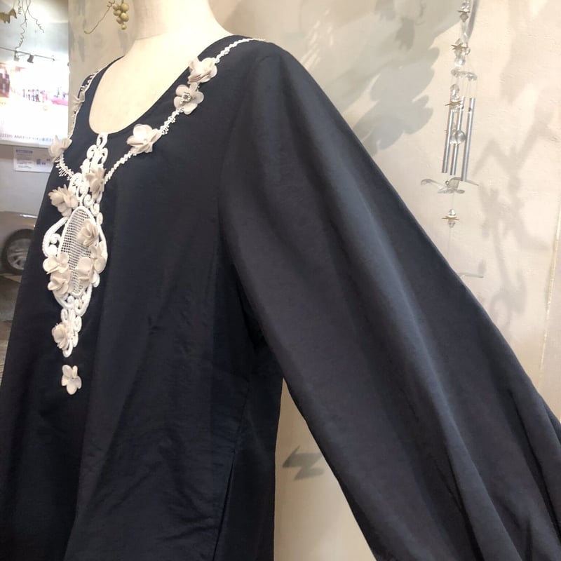 POTECHINO 黒い割烹着 花刺繍 POTECHINO 黒い割烹着 花刺繍