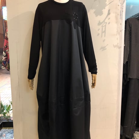 さえら◇ ヒスクローネ◇ 黒ニット◇アイボリーフリルスヌード さえら◇ ヒスクローネ◇ 黒ニット◇アイボリーフリルスヌード