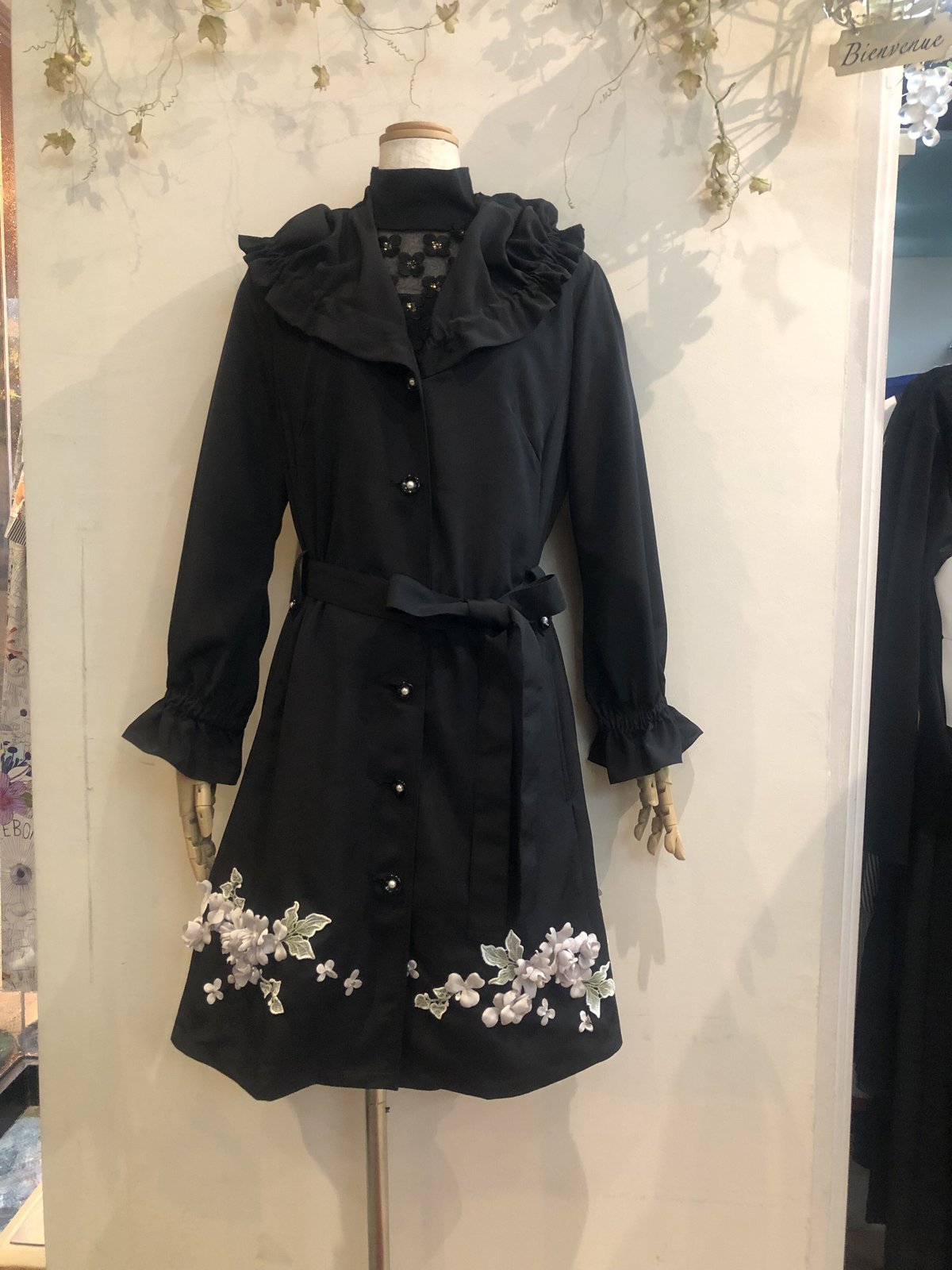 さえら レインダンス フラワーモチーフ ナイロン トレンチコート さえら レインダンス フラワーモチーフ ナイロン トレンチコート