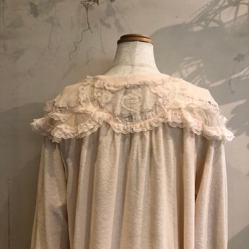 さえら◇ ヒスクローネ◇ 黒ニット◇アイボリーフリルスヌード さえら