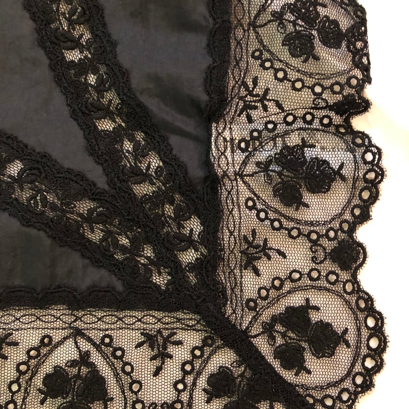 ヒスクローネの黒のレース付きロングエプロン ヒスクローネ エプロン