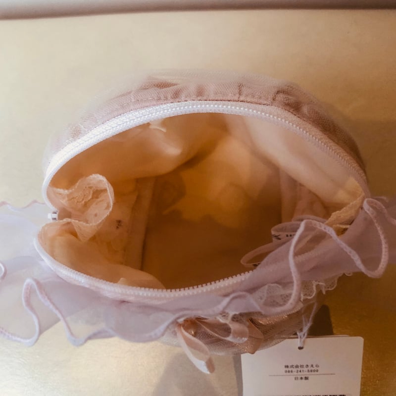 さえらヒスクローネのクリーム色のレース枕カバー