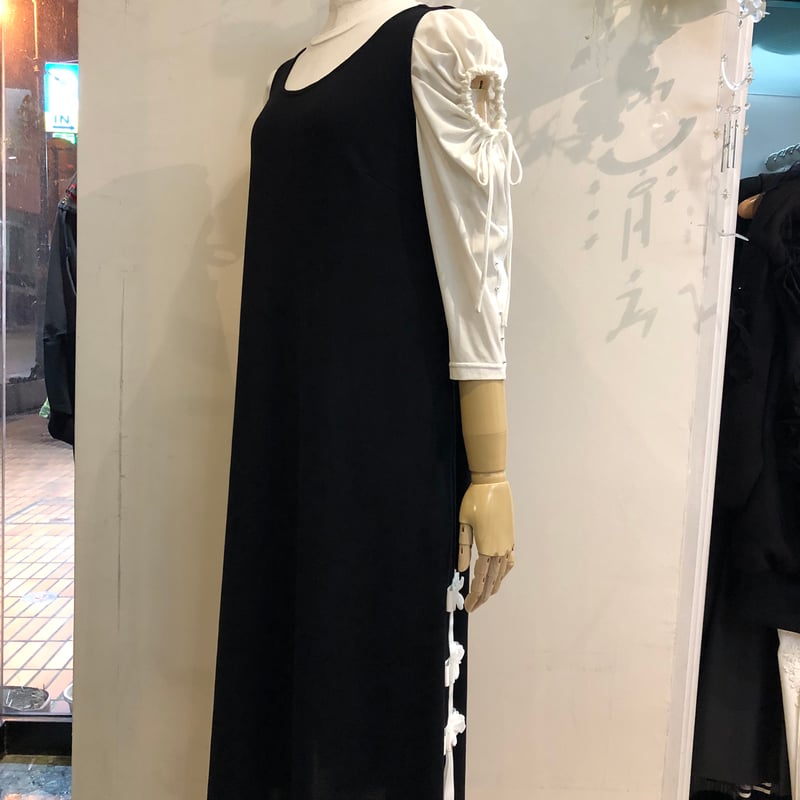 ポテチーノ ノースリーブワンピース(リボンタイ)(黒×オフの花 