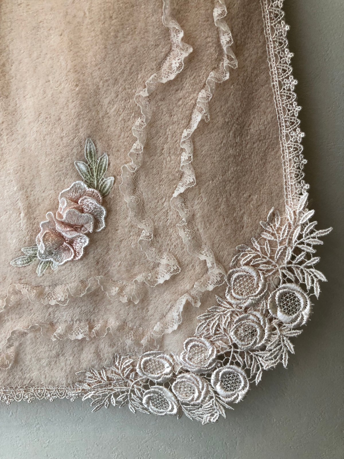 サエラ ヒスクローネ バスタオル 大判タオル ピンク レース サエラ ヒスクローネ バスタオル 大判タオル ピンク レース