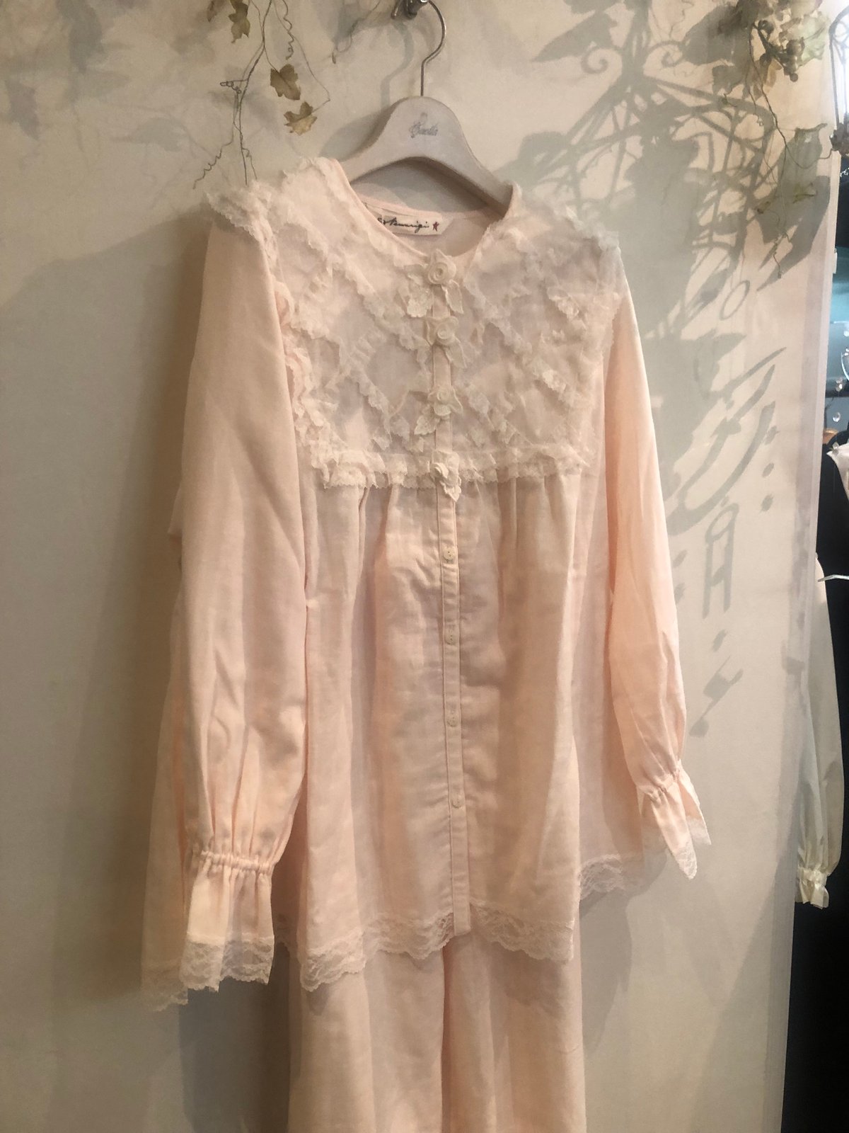 美品新品タグ付　さえら☆ヒスクローネ　 ルームウェア　パジャマ 美品新品タグ付 さえら☆ヒスクローネ ルームウェア パジャマ