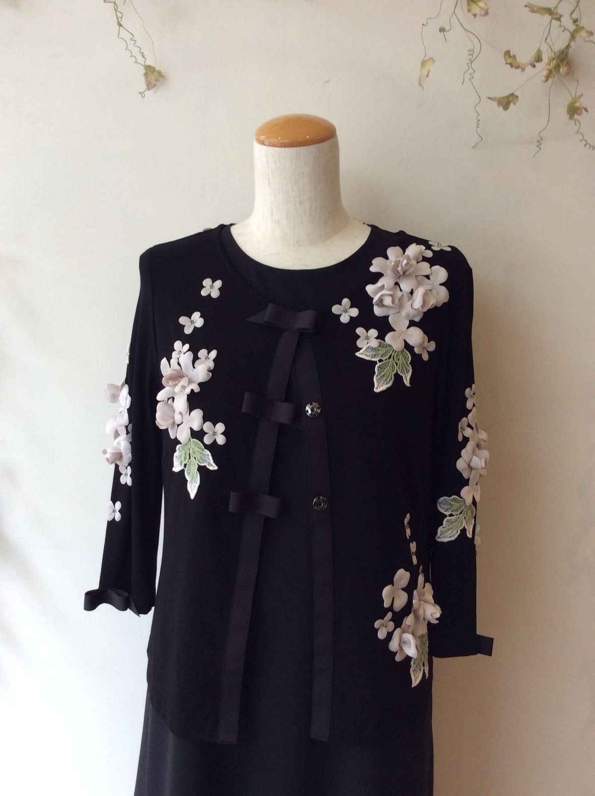 レインダンス紫陽花カーディガン(黒x薄いグレーのお花) | さえら