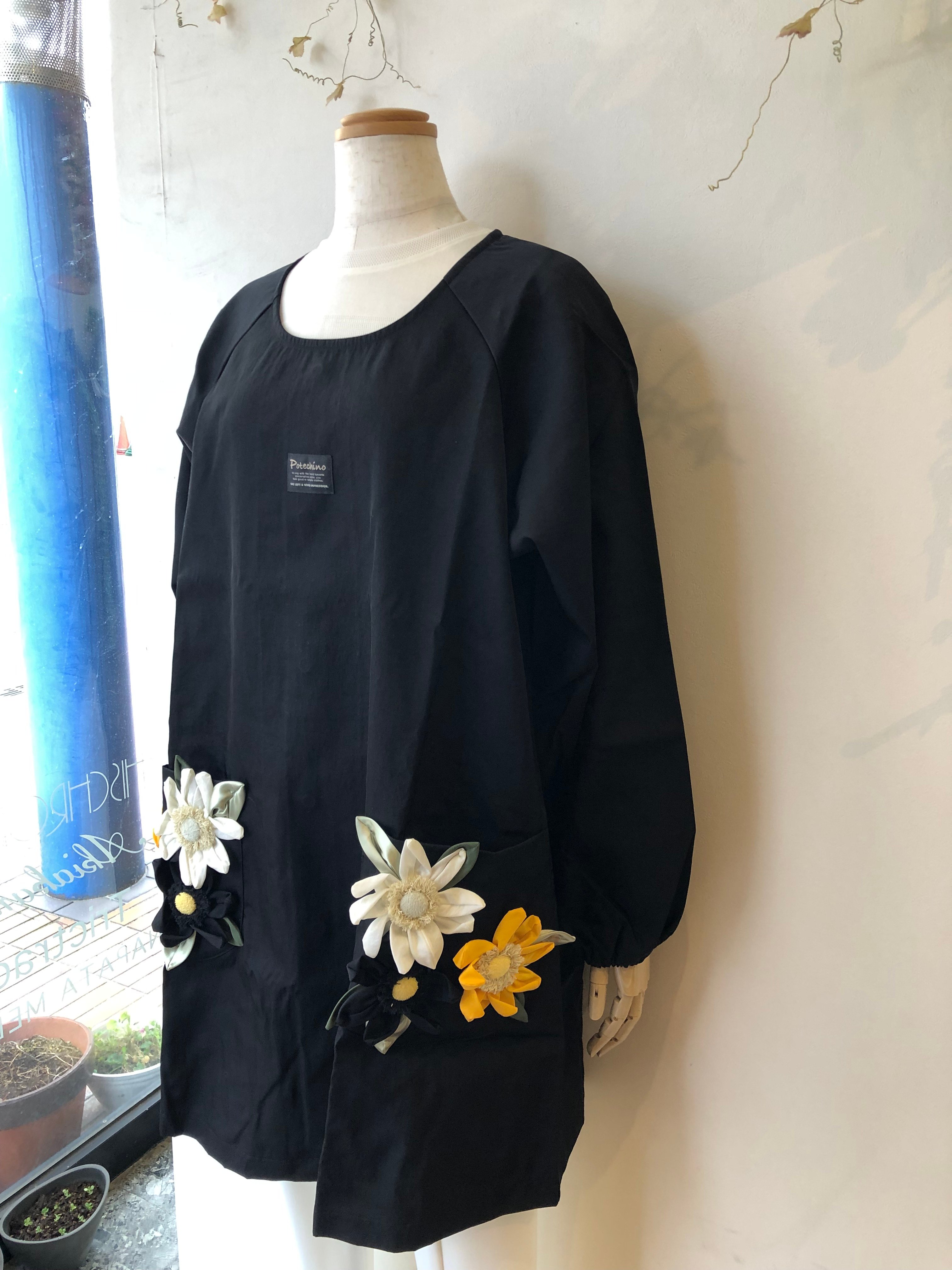 さえらポテチーノPotechino 可愛い割烹着 黒 花モチーフ【大きめ】 ポテチーノ 割烹着 (ガーベラ) | さえら POTECHINO マリーアン金沢
