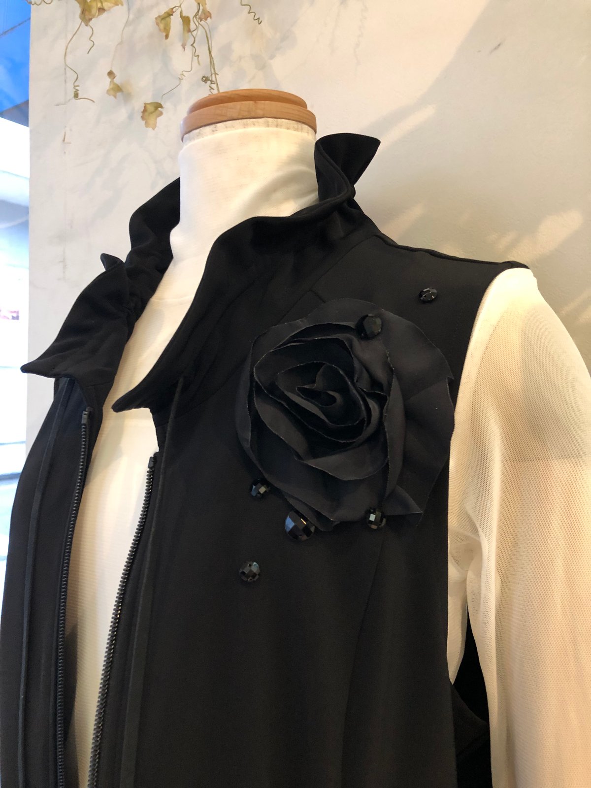 さえらレインダンス ジュリアのフラワーモチーフが豪華でかわいい暖かいベスト レインダンス ロングベスト | さえら POTECHINO マリーアン金沢