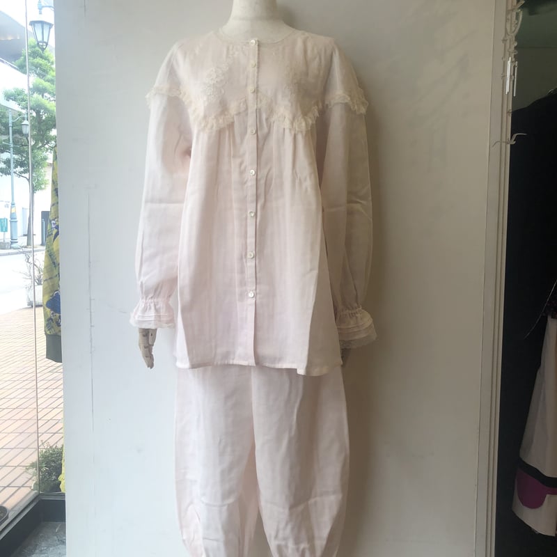 さえら、ヒスクローネの豪華レース満載ホワイトフレアパジャマ さえら、ヒスクローネの豪華レース満載ホワイトフレアパジャマ さえら