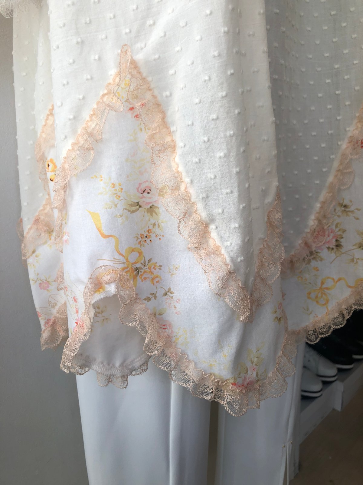 ✨未使用品サエラ・アキアカネ❀花柄レース付きエプロンドレス風❀❀ アキアカネ Akiakane エプロン さえら