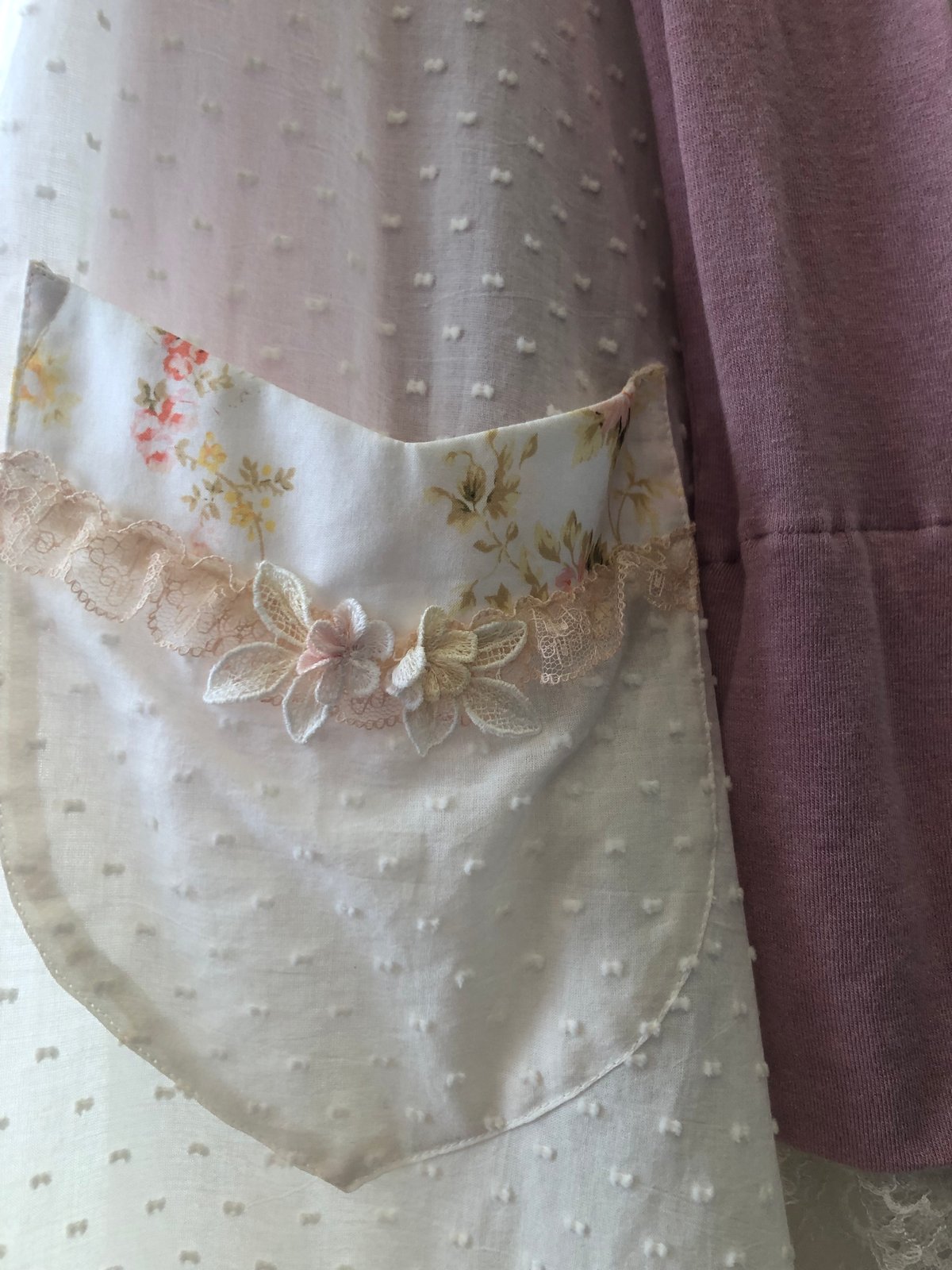 【Akiakane/アキアカネ】サエラ/レース♡フリル♡刺繍エプロン Akiakane/アキアカネ】サエラ/レース♡フリル♡刺繍エプロン