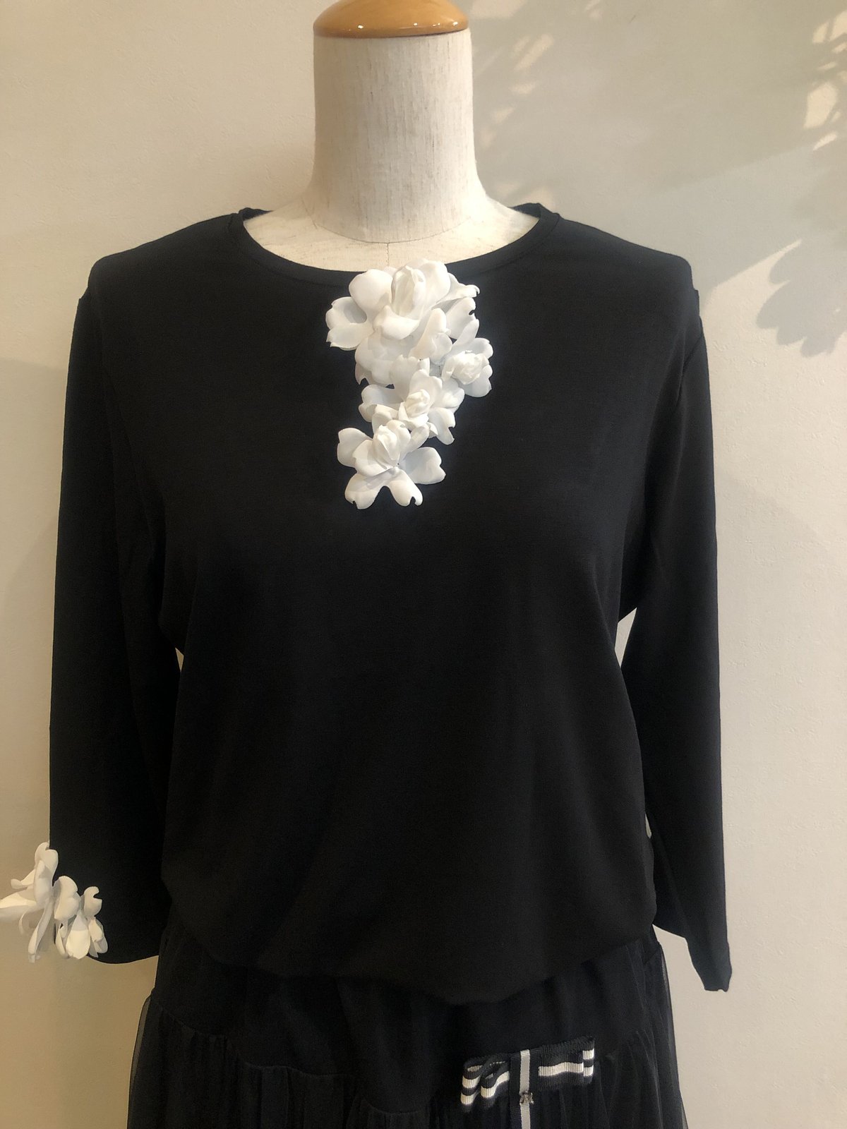 さえら レインダンス ジュリアフラワーハイネックカットソー（黒） さえら レインダンス ジュリアフラワーハイネックカットソー（黒