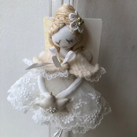 サエラヒスクローネ人形