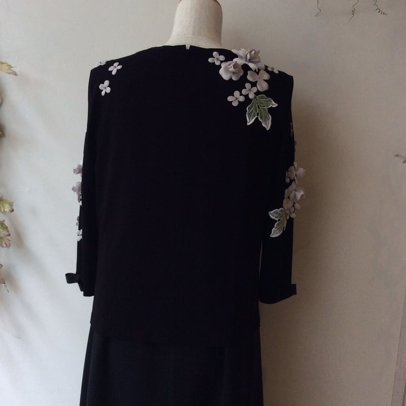 レインダンス紫陽花カーディガン(黒x薄いグレーのお花) | さえら