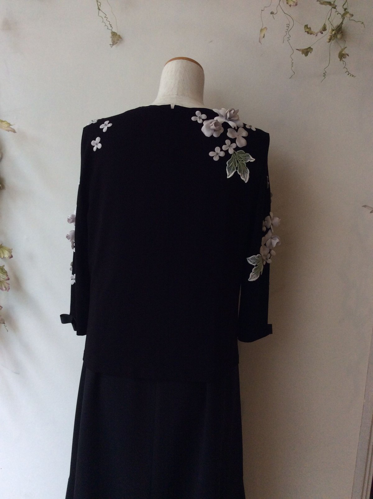 レインダンス紫陽花カーディガン(黒x薄いグレーのお花) | さえら