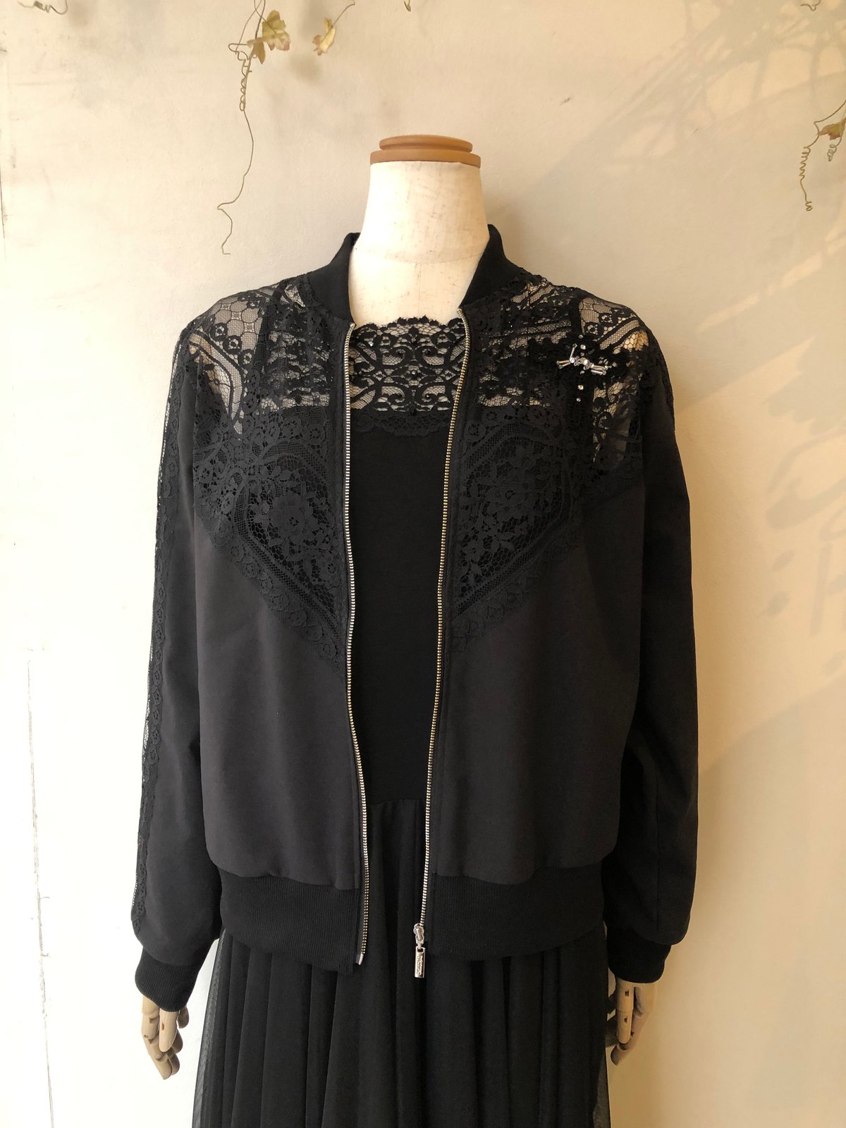 【未使用級】 ヘレンチア コードレース ブルゾン レース 黒 現行品 未使用級】 ヘレンチア コードレース ブルゾン レース 黒 現行品 新品